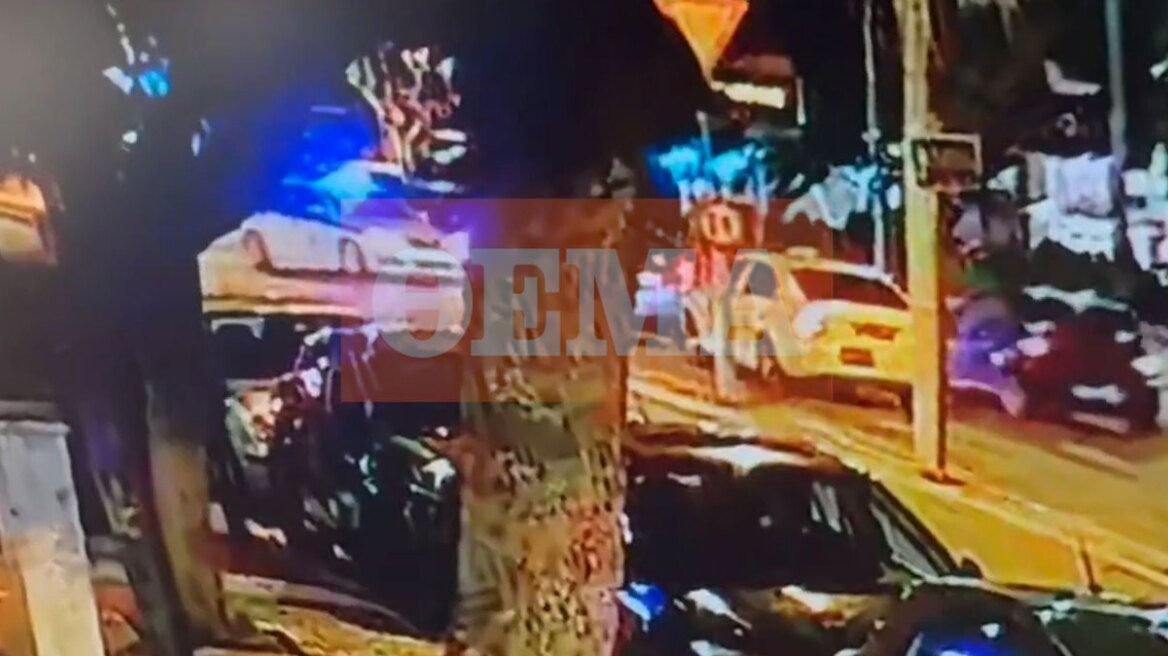 Καλλιθέα: Η στιγμή που το περιπολικό μετέφερε το 2,5 ετών παιδί στο Παίδων μετά την πτώση σε σιντριβάνι, δείτε βίντεο