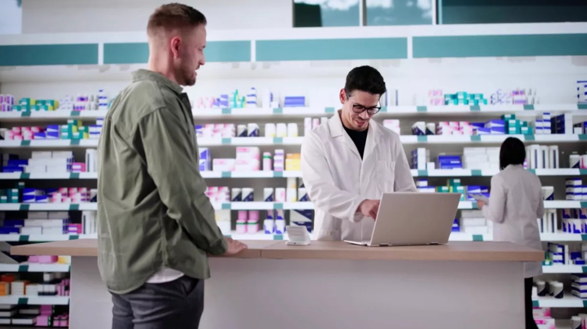 Ποια ακριβά φάρμακα θα παίρνουν δωρεάν από τα φαρμακεία της γειτονιάς οι ασθενείς
