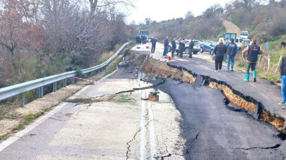 Κομμένη στα δύο η Πατρών-Τριπόλεως λόγω καθίζησης, μαθητές και καθηγητές πέρασαν πεζοί το σημείο για να πάνε σχολείο