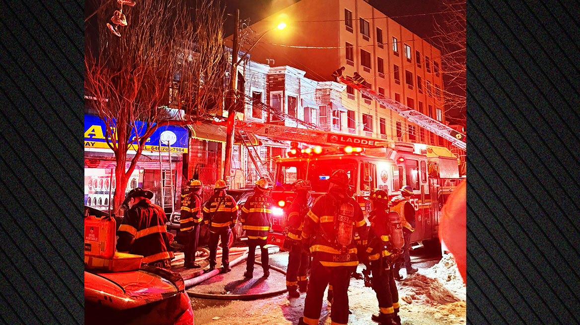 Μία νεκρή και τουλάχιστον εννέα τραυματίες μετά από φωτιά σε πολυκατοικία στο Κουίνς της Νέας Υόρκης, δείτε βίντεο