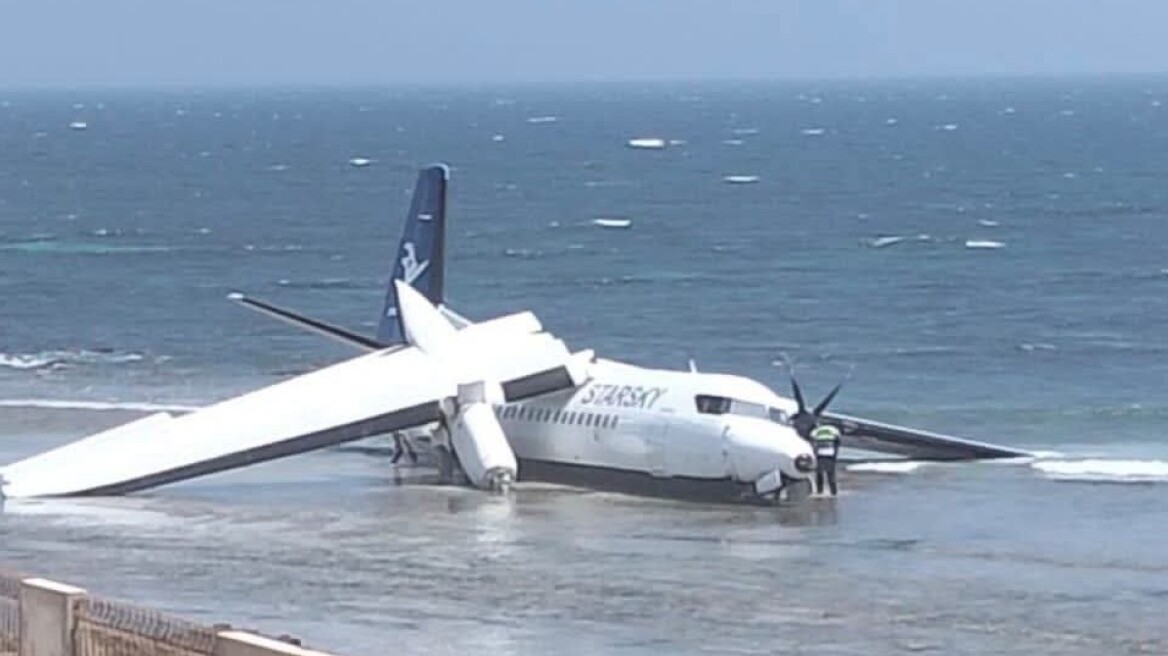 Αεροσκάφος στη Σομαλία έκανε αναγκαστική προσθαλάσσωση στα ρηχά: Σώοι όλοι οι επιβάτες, δείτε βίντεο
