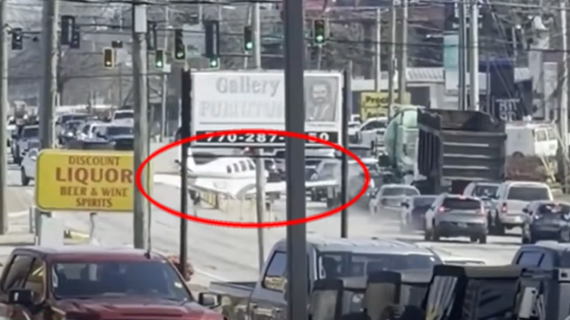 Δείτε βίντεο: Μικρό αεροσκάφος κάνει αναγκαστική προσγείωση σε αυτοκινητόδρομο στις ΗΠΑ