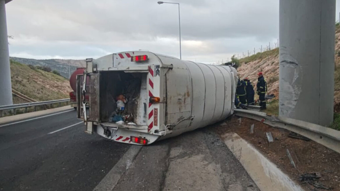 Τροχαίο με ανατροπή απορριμματοφόρου στην Περιφερειακή Αιγάλεω, εγκλωβίστηκε στο όχημα ο οδηγός