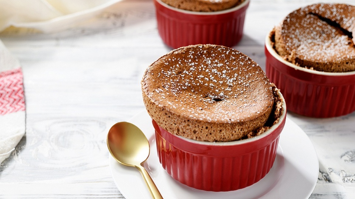 Σουφλέ: Το ζουμερό πανεύκολο γλυκό σε 4 εκδοχές και πώς θα βγει αέρινο και αφράτο