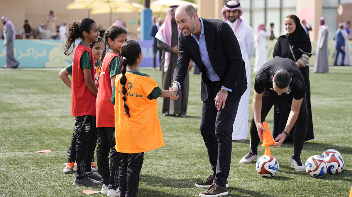 Πρίγκιπας Ουίλιαμ: Συνάντησε παίκτριες ποδοσφαίρου στη Σαουδική Αραβία (εικόνες)