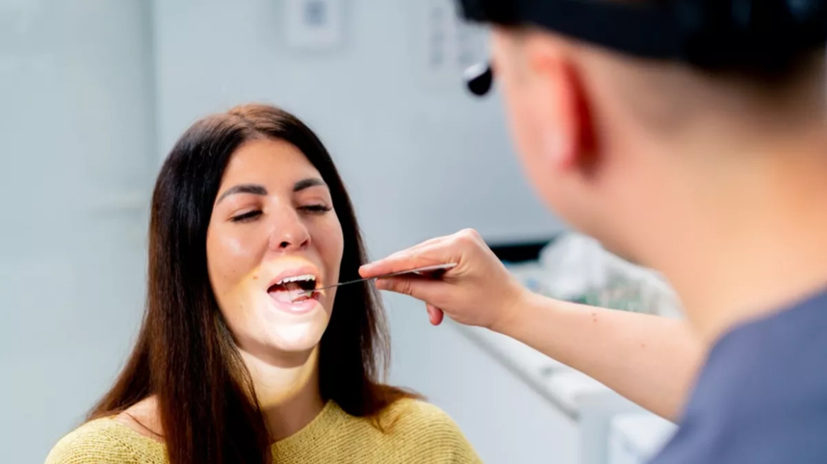 Κάντε δωρεάν εξετάσεις για παθήσεις του στόματος: Πού, πότε και ποια η διαδικασία
