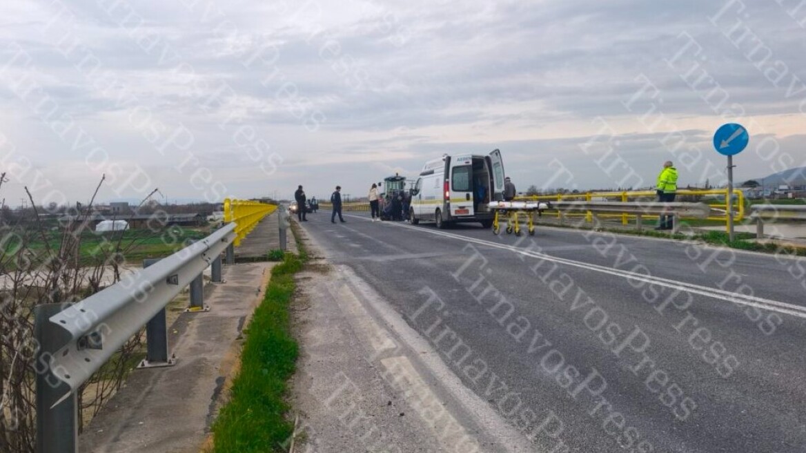 Μια τραυματίας από τροχαίο στον Τύρναβο: Καταπλακώθηκε από τρακτέρ που ήταν εν κινήσει, βίντεο και φωτογραφίες