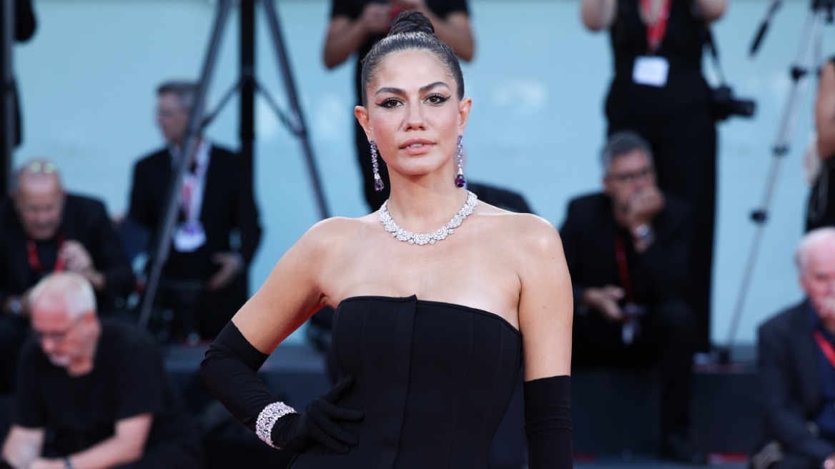 Στην Ελλάδα η διάσημη Τουρκάλα ηθοποιός Ντεμέτ Όζντεμιρ: Τα ελληνικά τραγούδια, οι χοροί και το «καλημέρα»