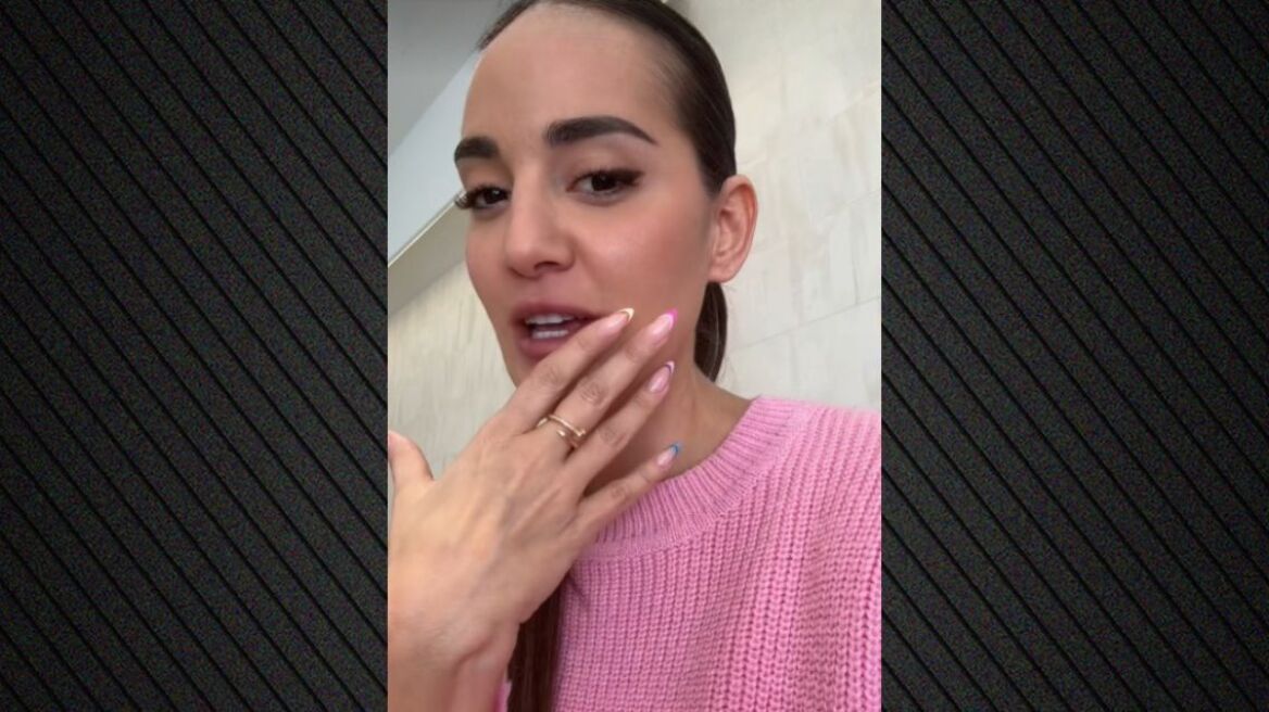 Η Ρία Ελληνίδου πήγε στο μαγαζί του Δημήτρη Αλεξάνδρου: Όταν αφήνεις τους άντρες να διαλέξουν το χρώμα για τα νύχια
