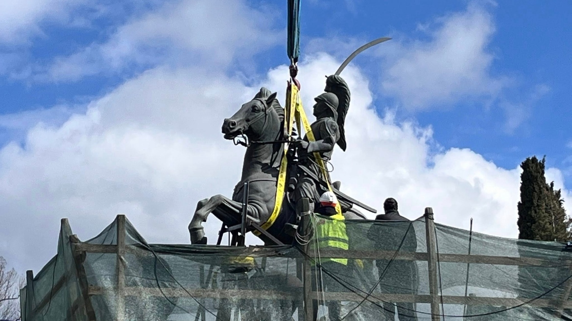 Τρίπολη: Μεταφέρθηκε για συντήρηση ο ανδριάντας του Κολοκοτρώνη, δείτε βίντεο