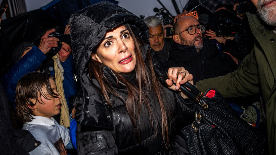 Εξοργισμένοι συγγενείς θυμάτων του κλαμπ στο Κραν Μοντανά περίμεναν τους ιδιοκτήτες στην εισαγγελία της Σιόν: Σπρωξίματα, φωνές και δάκρυα