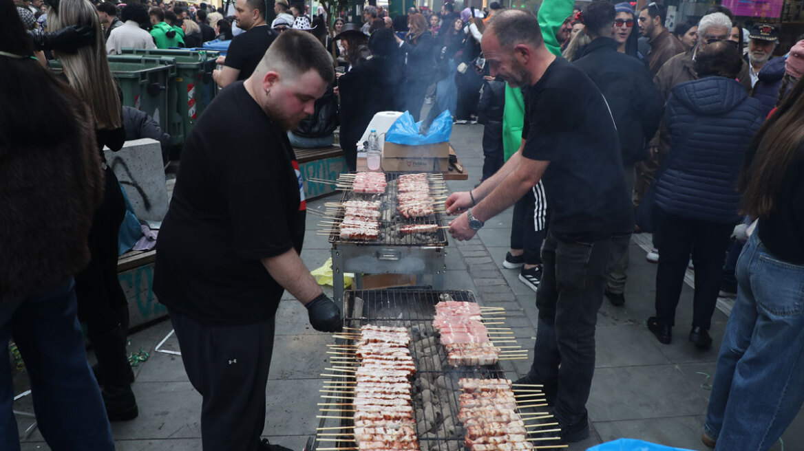 Τσικνοπέμπτη στη Θεσσαλονίκη: Το αδιαχώρητο στη Βασιλέως Ηρακλείου με ψησταριές και χορό, δείτε εικόνες