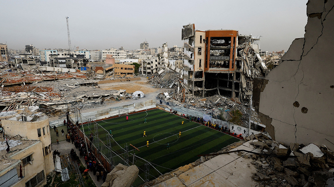 Το ποδόσφαιρο επέστρεψε στη Γάζα σε γήπεδο που θυμίζει σε όλους τις πληγές του πολέμου
