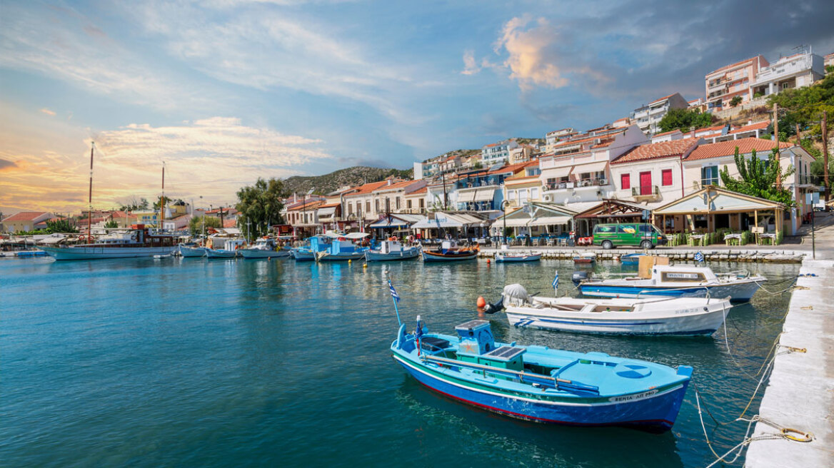 Το ελληνικό νησί που κάνει τους Βρετανούς να παραμιλάνε και αποθεώνεται στα διεθνή μέσα (vid)