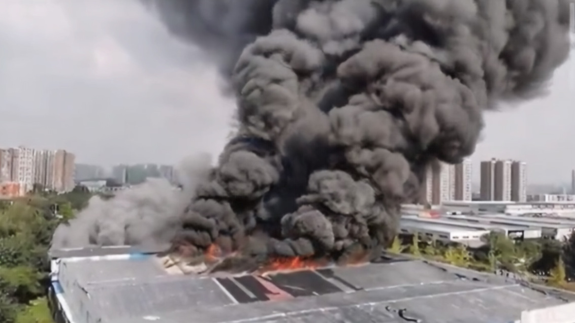 Εργάτης έβαλε φωτιά σε αποθήκη εργοστασίου στην Κίνα επειδή έμεινε απλήρωτος για πέντε ημέρες, δείτε βίντεο