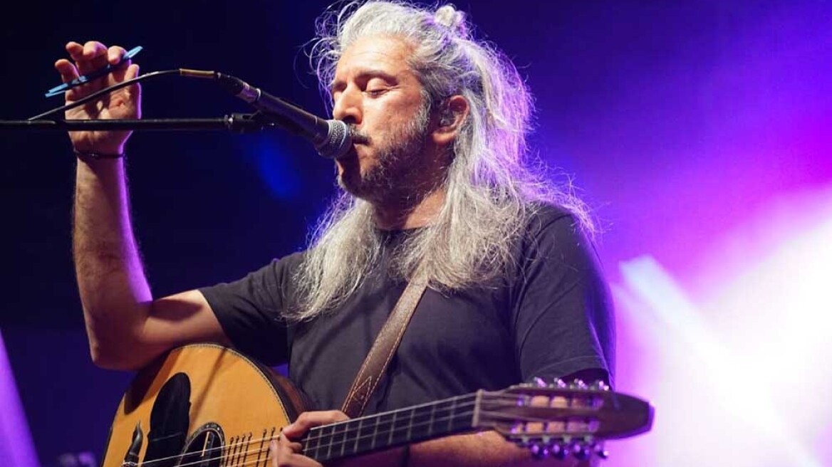 Γιάννης Χαρούλης: Ετοιμάζει ζωντανές εμφανίσεις σε μουσική σκηνή της Αθήνας