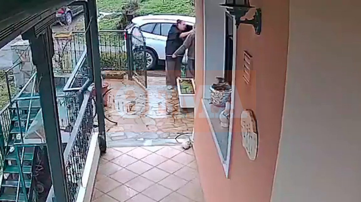 Η στιγμή που γυναίκα αγκαλιάζει ηλικιωμένο και του αρπάζει την αλυσίδα στα Γρεβενά, η σπείρα είχε... πτυχίο στο να ανοίγει σπίτια και να σηκώνει ΙΧ
