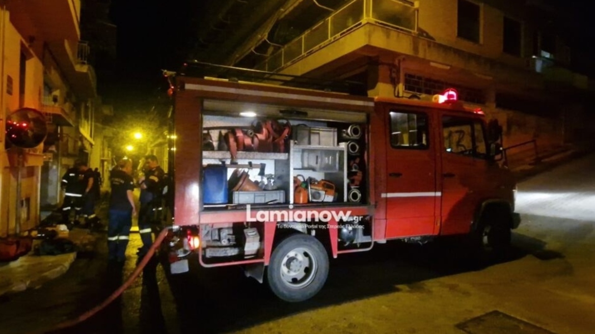 Νεκρή 68χρονη γυναίκα σε διαμέρισμα που τυλίχθηκε στις φλόγες στη Λαμία, απεγκλωβίστηκαν τρία άτομα
