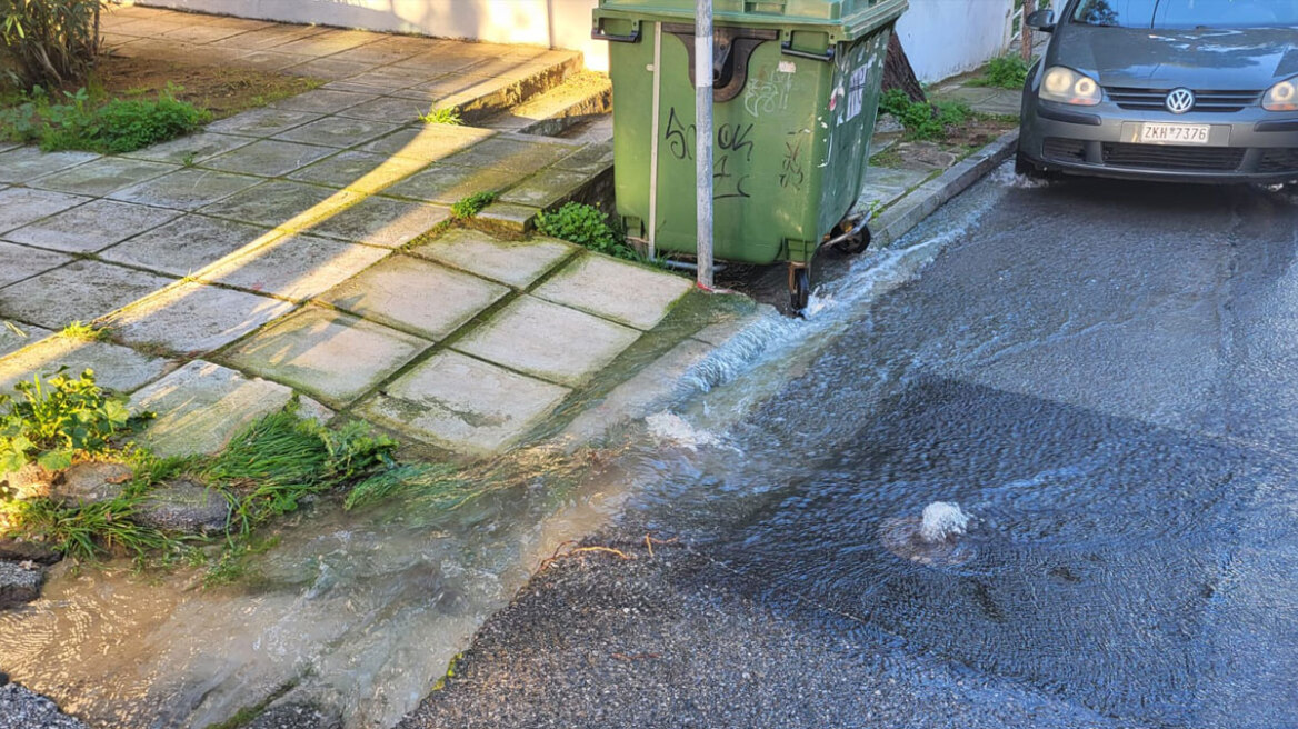 Πλημμύρισαν δρόμοι στο Νέο Ηράκλειο μετά από βλάβη σε αγωγό, διακοπή της υδροδότησης σε πολλά σπίτια