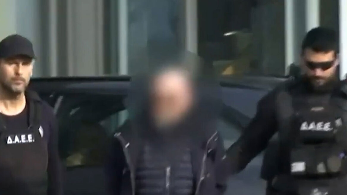 Η στιγμή της σύλληψης του ιδιοκτήτη του εργοστασίου Βιολάντα μετά την αναβάθμιση του κατηγορητηρίου, δείτε βίντεο 