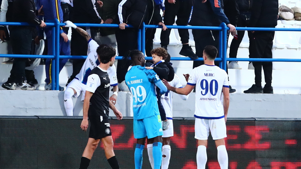 Κηφισιά - ΟΦΗ: Ένταση στην εξέδρα στη Νίκαια, ο Αντονίσε τρόμαξε και έτρεξε να απομακρύνει το παιδί του, δείτε βίντεο 