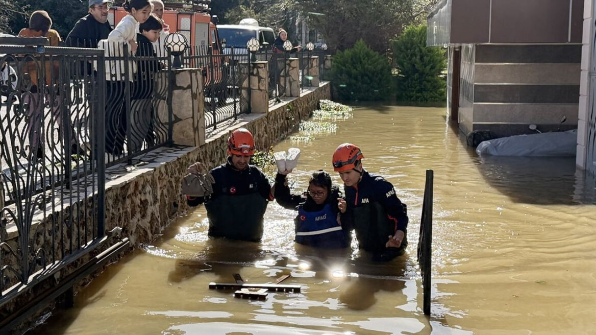 Κατέρρευσε το φράγμα Ντιμ στην Αττάλεια της Τουρκίας, παρασύρθηκε ολόκληρο εστιατόριο