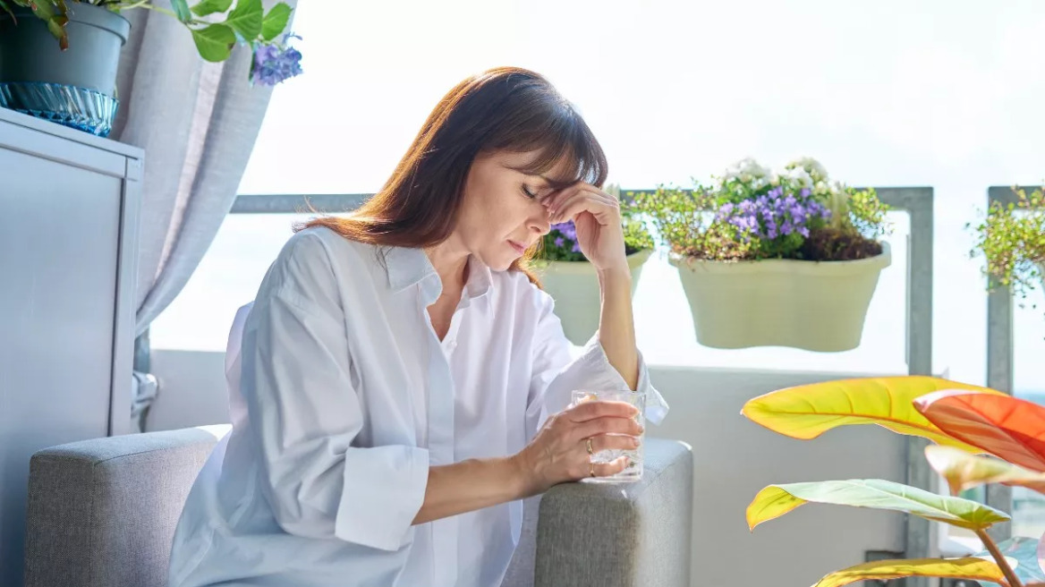 Γιατί στα 40 σερνόμαστε; Όλη η αλήθεια για την εξάντληση της ηλικίας – Πώς θα ξανανιώσουμε
