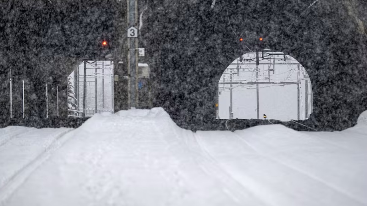 Τρένο με 29 επιβάτες εκτροχιάστηκε στην Ελβετία μετά από χιονοστιβάδα, πέντε άτομα τραυματίστηκαν