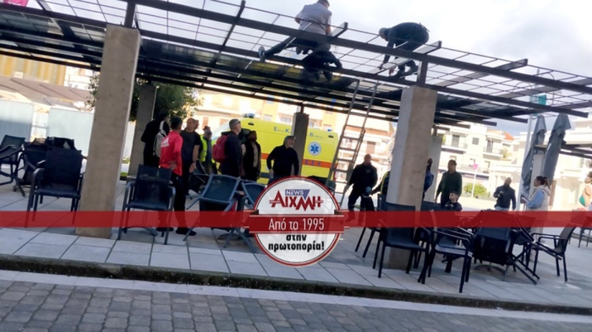 Εργατικό ατύχημα στην πλατεία Μεσολογγίου, άνδρας γλίστρησε και χτύπησε το κεφάλι του σε σιδερένια πέργκολα