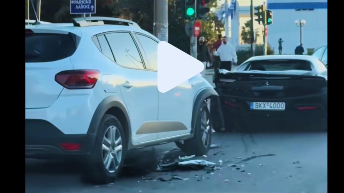 Γλυφάδα: Ηλικιωμένος με Dacia χτύπησε Ferrari - Δείτε το video
