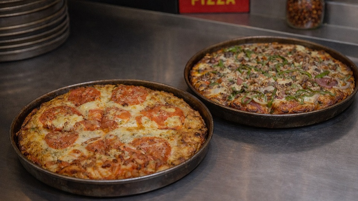 Καναδέζικη πίτσα: Πού τρώμε ακόμα από τις πιο νοσταλγικές πίτσες στο ταψί