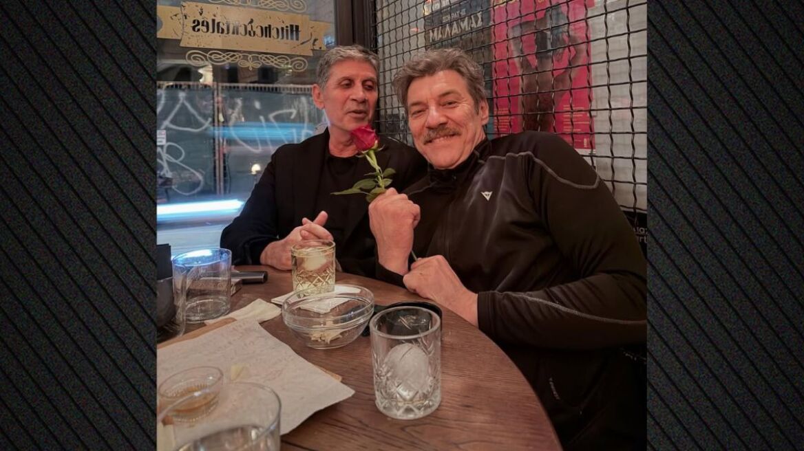 Ο Γιάννης Στάνκογλου πόζαρε με τον Σωκράτη Μάλαμα και ένα κόκκινο τριαντάφυλλο