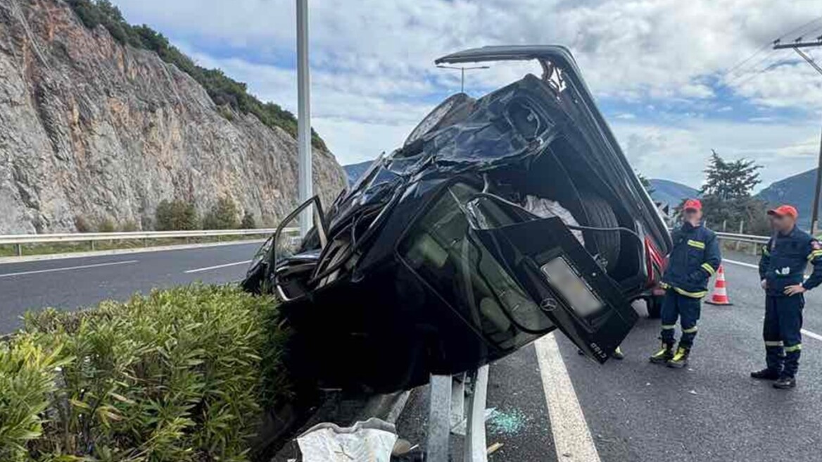 Αυτοκίνητο προσέκρουσε σε μεταλλικές μπάρες στην Εθνική Οδό Τρίπολης – Κορίνθου και ανετράπη, φωτογραφίες