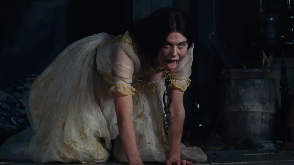 Σκηνή BDSM με κολάρο και αλυσίδα σε λαιμό γυναίκας στα Ανεμοδαρμένα Ύψη προκαλεί σάλο, γιατί αντιδρούν οι φαν