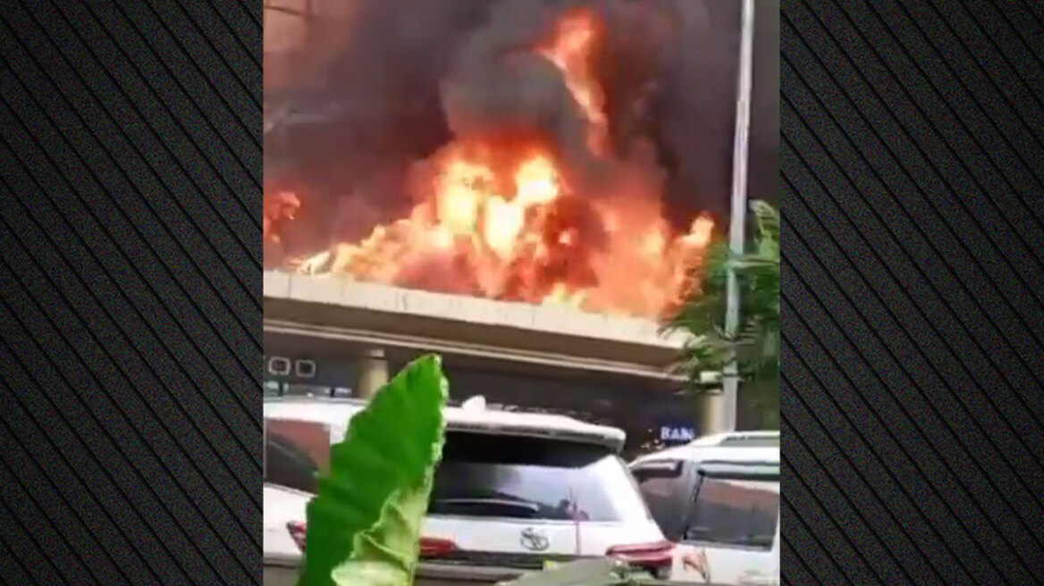 Μεγάλη φωτιά σε εμπορικό κέντρο στην Ινδονησία, δείτε βίντεο