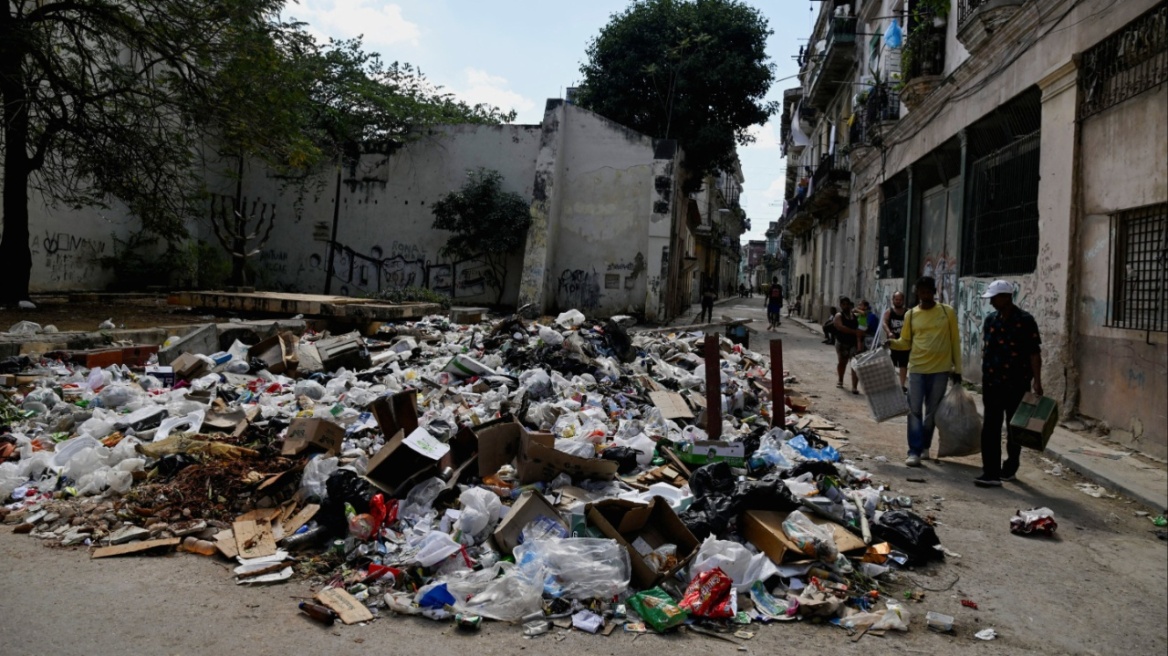  Ασφυκτιά η Κούβα υπό την πίεση των ΗΠΑ: Σωροί σκουπιδιών στους δρόμους της Αβάνας λόγω έλλειψης καυσίμων 