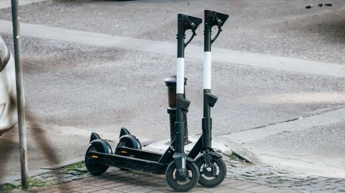 Παρέσυρε και τραυμάτισε με πατίνι καρκινοπαθή γυναίκα στη Λάρισα, ψάχνει τις κάμερες η κόρη της
