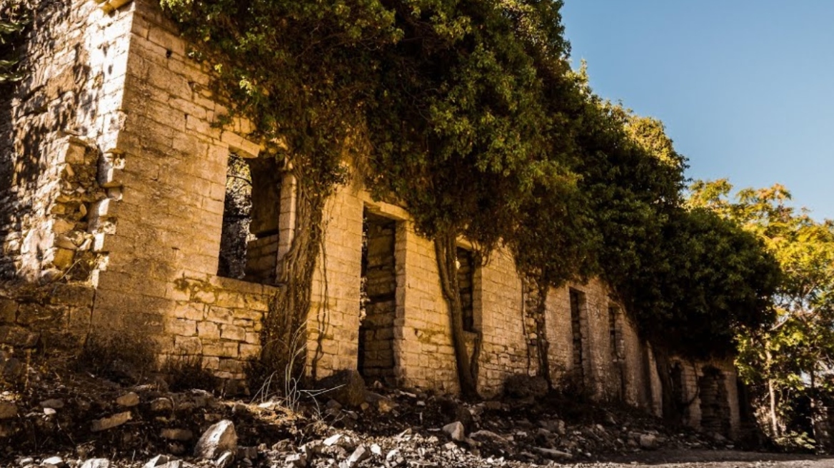 Το ιστορικό χωριό της Ελλάδας που «καταπίνει» η φύση, δείτε βίντεο