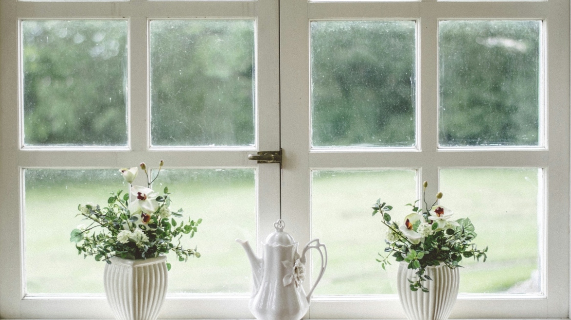 Γιατί πρέπει να ανοίγουμε τα παράθυρα και τον χειμώνα για να αερίζεται το σπίτι, το γερμανικό «luften» που ωφελεί την υγεία