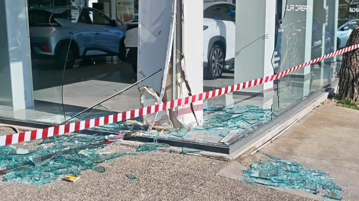 Επεισοδιακή καταδίωξη στο Αιγάλεω: 21χρονος κατέληξε στη τζαμαρία αντιπροσωπείας αυτοκινήτων