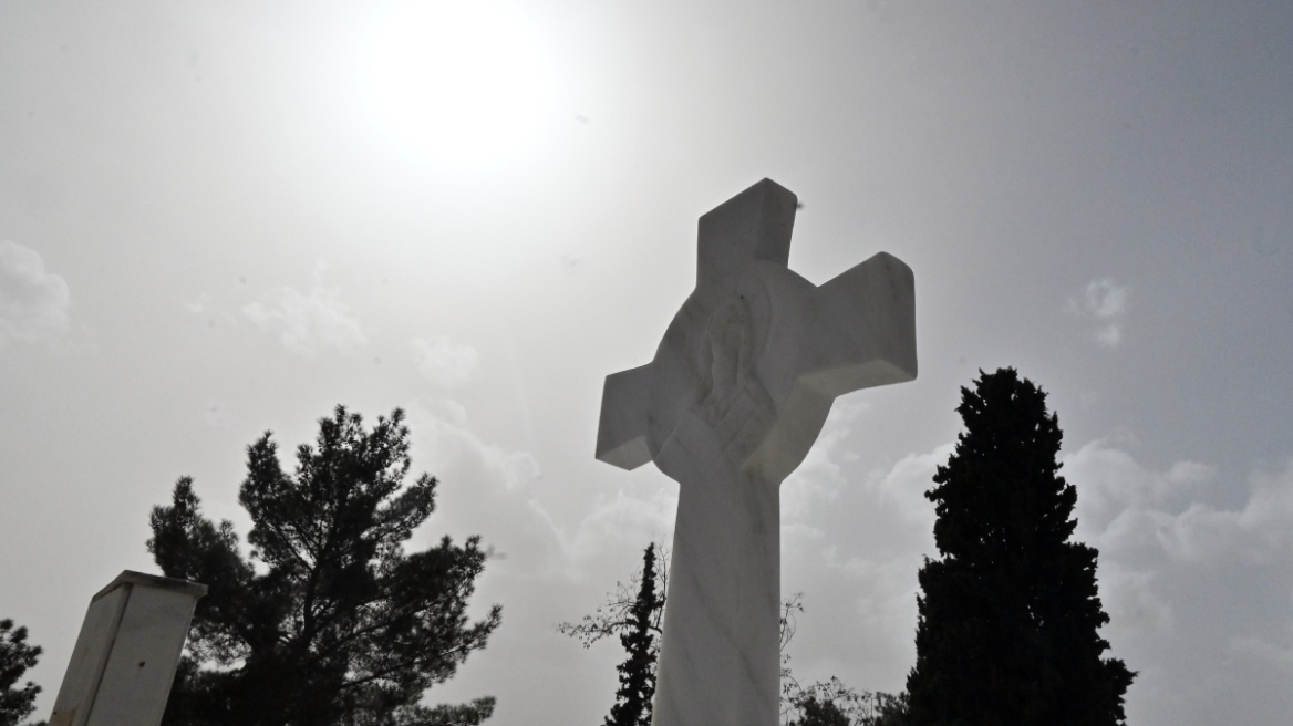 Εκταφή 150 σορών στην Καβάλα επειδή δεν ολοκληρώθηκε η αποσύνθεσή τους λόγω Covid-19