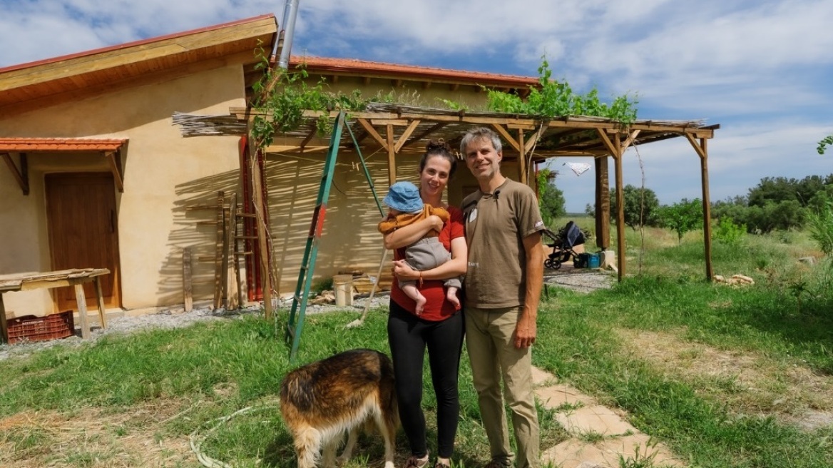 Έχτισαν το σπίτι των ονείρων με τα χέρια τους, σε χωριό της βόρειας Ελλάδας, και πλέον δεν πληρώνουν λογαριασμούς