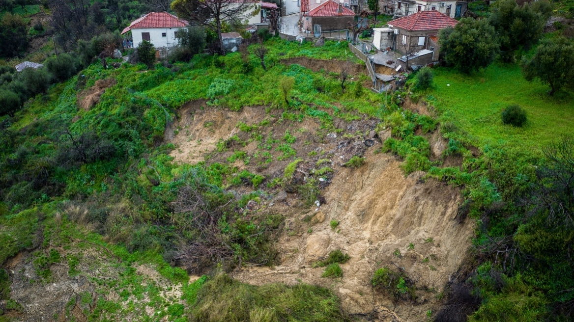 «Βιώνουμε συνθήκες πολέμου»: Αποκλεισμένο το Μαζαράκι Ηλείας μετά τις πρόσφατες κατολισθήσεις, απομακρύνθηκαν κάτοικοι από τα σπίτια τους