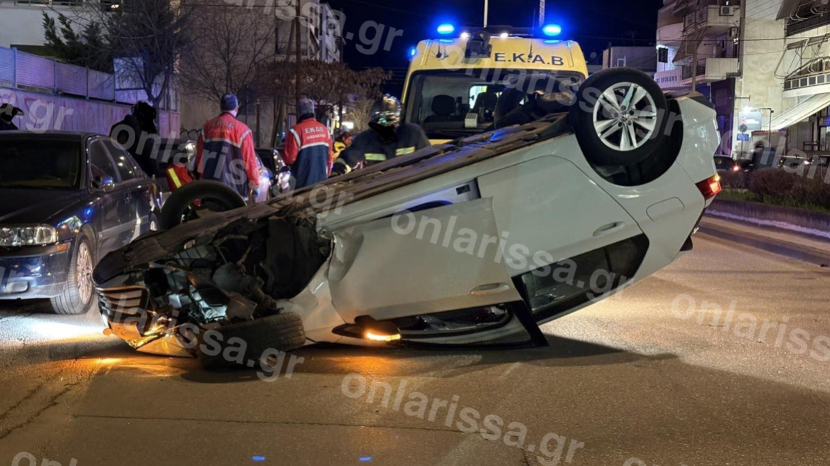 Όχημα με 18χρονο οδηγό αναποδογύρισε μετά από τροχαίο στο κέντρο της Λάρισας 