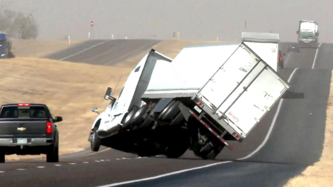 Ισχυροί άνεμοι αναποδογύρισαν νταλίκα στη μέση λεωφόρου στο Τέξας, δείτε βίντεο