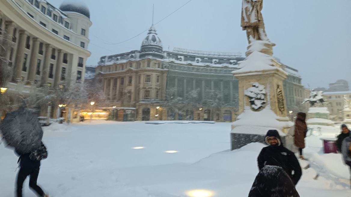 Κόκκινος συναγερμός στη Ρουμανία: Δρόμοι κλειστοί και αεροπλάνα καθηλωμένα λόγω ισχυρών χιονοπτώσεων 