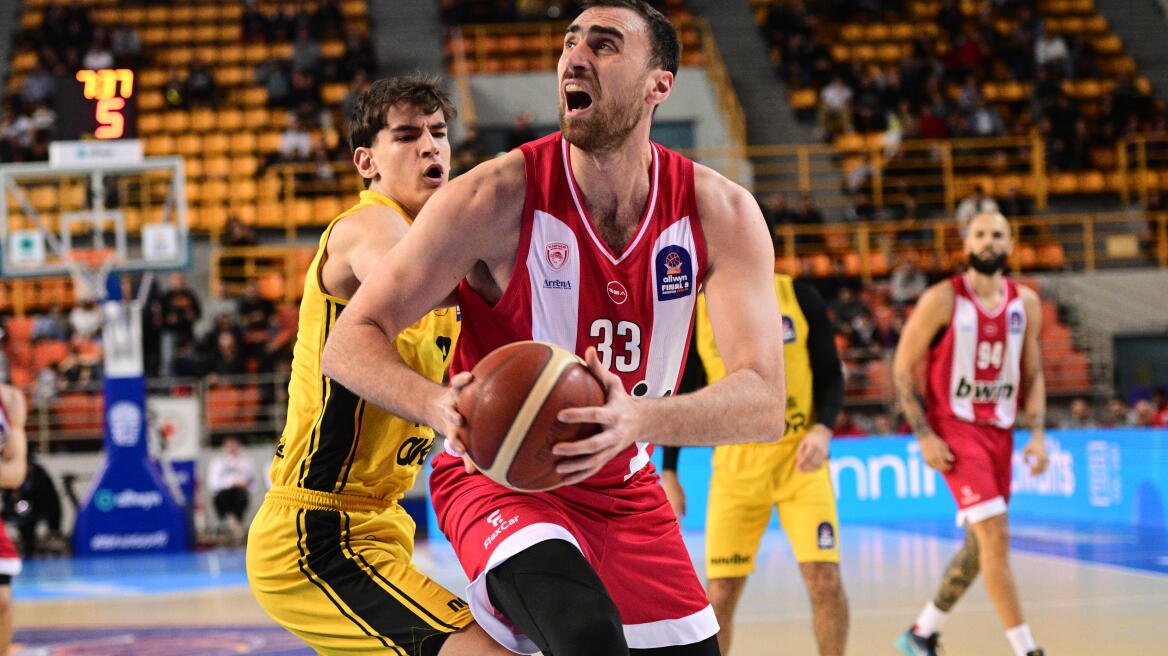 Άσχημα τα νέα για τον Μιλουτίνοφ: Κάταγμα στον αντίχειρα ο Σέρβος σέντερ, χάνει τον τελικό του Κυπέλλου 