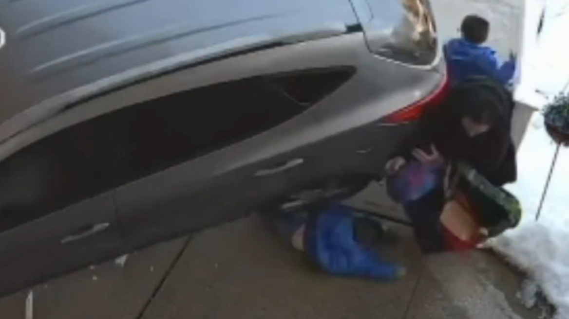 Μεθυσμένη οδηγός εισέβαλε με το αμάξι της σε νηπιαγωγείο στις ΗΠΑ, χτύπησε μητέρα με τα παιδιά της: Δείτε βίντεο