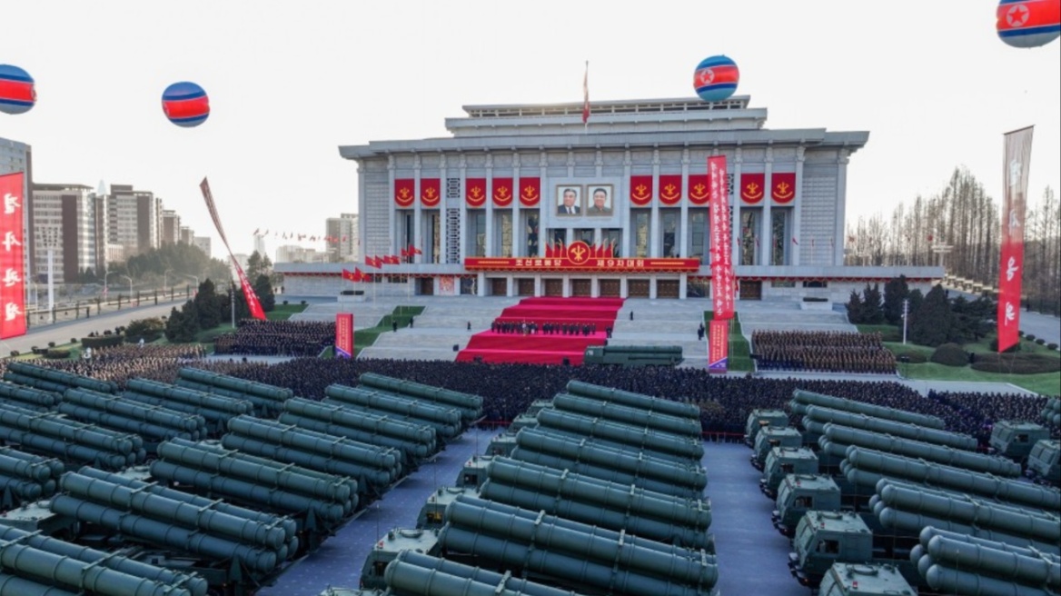 Ο Κιμ Γιονγκ Ουν παρουσίασε νέο πυρηνικά ικανό σύστημα πολλαπλών εκτοξευτών 
