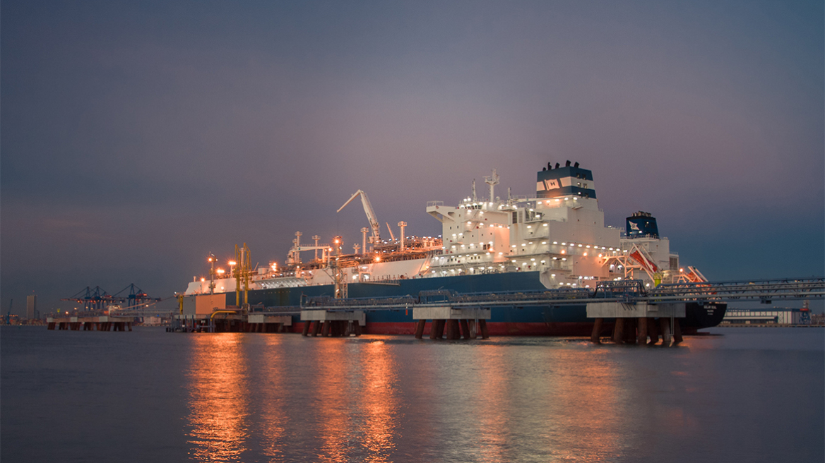 Η μάχη του LNG: Πώς φτάσαμε στη ρήξη Motor Oil – ΔΕΣΦΑ για το FSRU στην Κόρινθο
